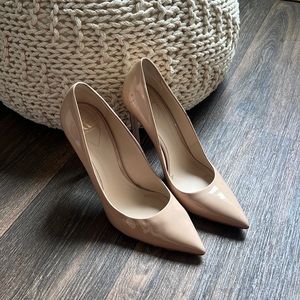 RALPH AND RUSSO NUDE PATENT WITH GOLD HIGH HEEL PUMP